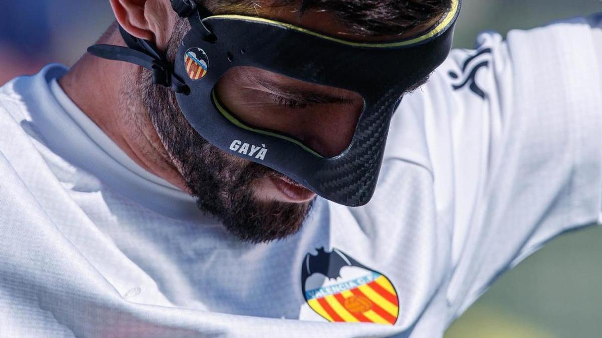 GAYÀ JUGARÁ CON UNA MÁSCARA DE PROTECCIÓN
