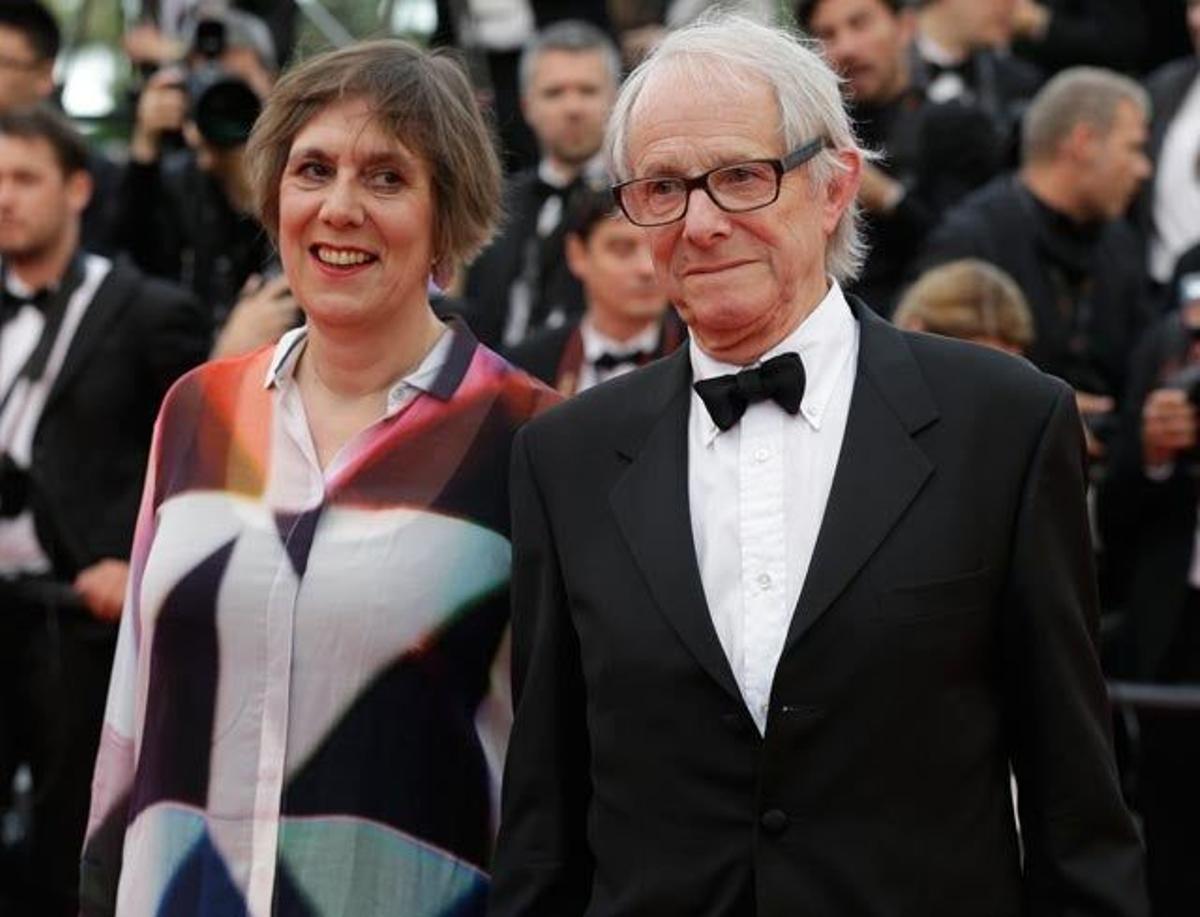 Ken Loach y la productora Rebecca O'Brien, en la alfombra roja de la clausura de la 69 Edición del Festival de Cannes.