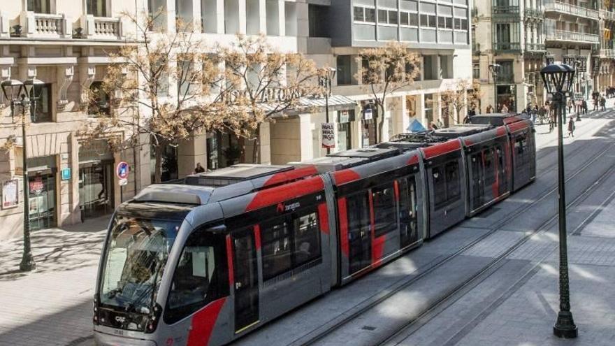 Herida leve una menor de edad tras sufrir un percance con un tranvía en la plaza de San Francisco