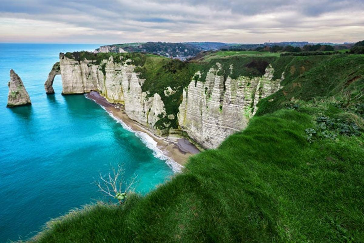 Los impresionantes acantilados de Etretat con su arco natural formado por la erosión del mar y que se conoce como "ojo de la aguja"