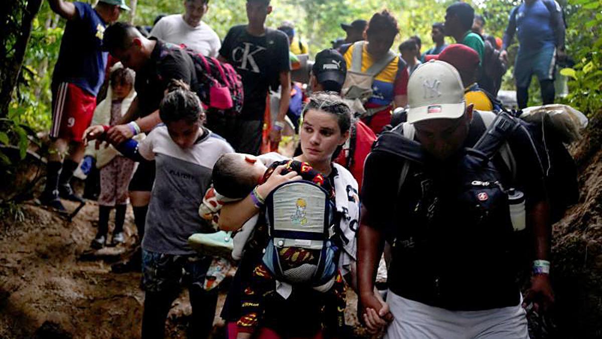 Migrantes cruzan el río Muerto en el Tapón del Darién, de viaje hacia los Estados Unidos, en Acandi, Colombia