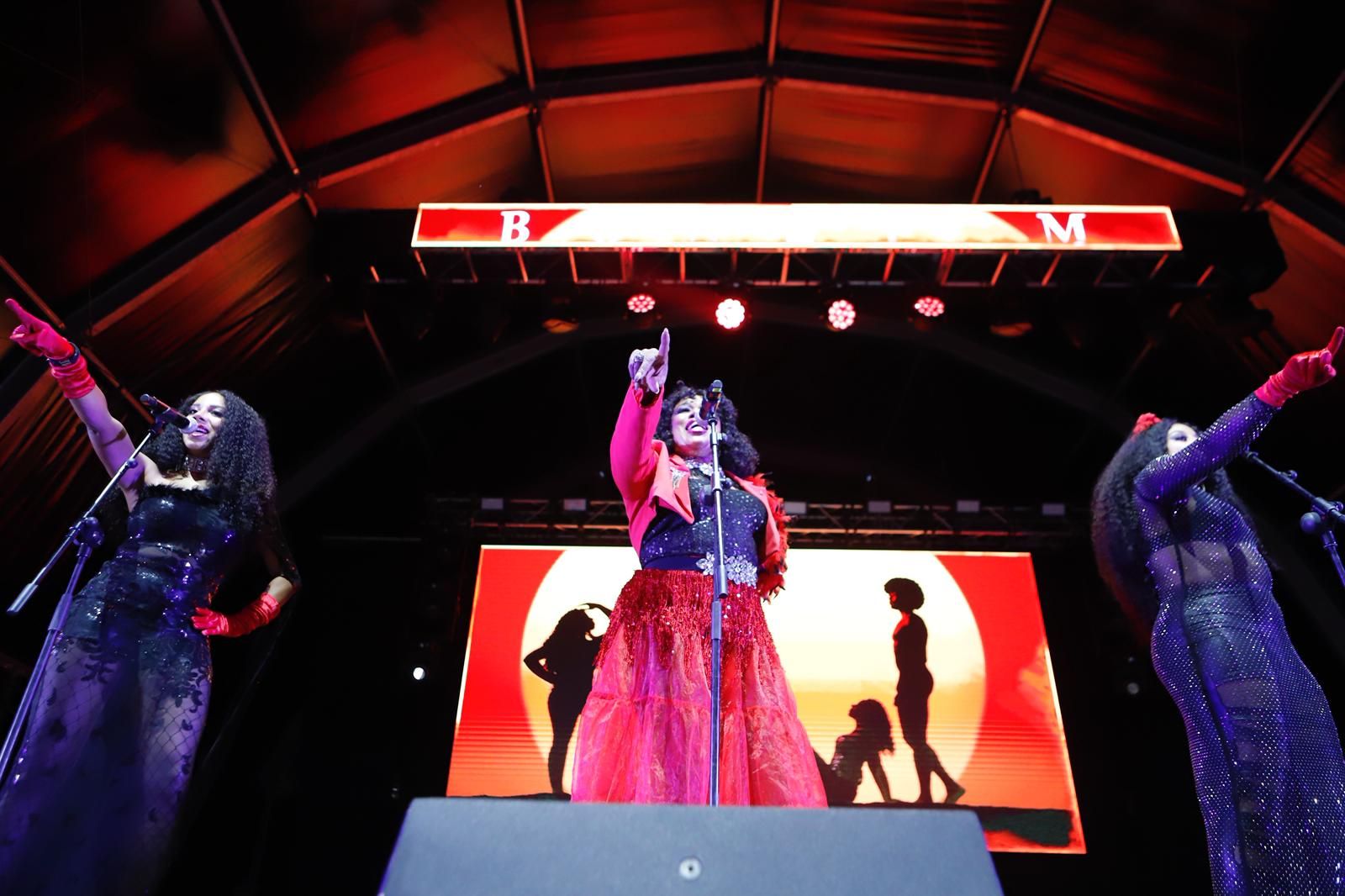EN IMÁGENES | King África y Boney M. ponen a bailar a Zaragoza en la Estación del Norte