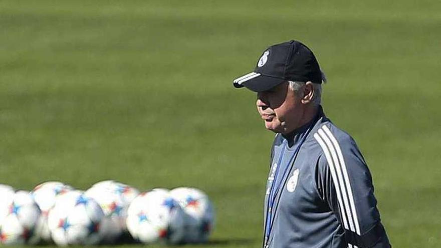 Carlos Ancelotti, durante la sesión previa al partido de hoy.