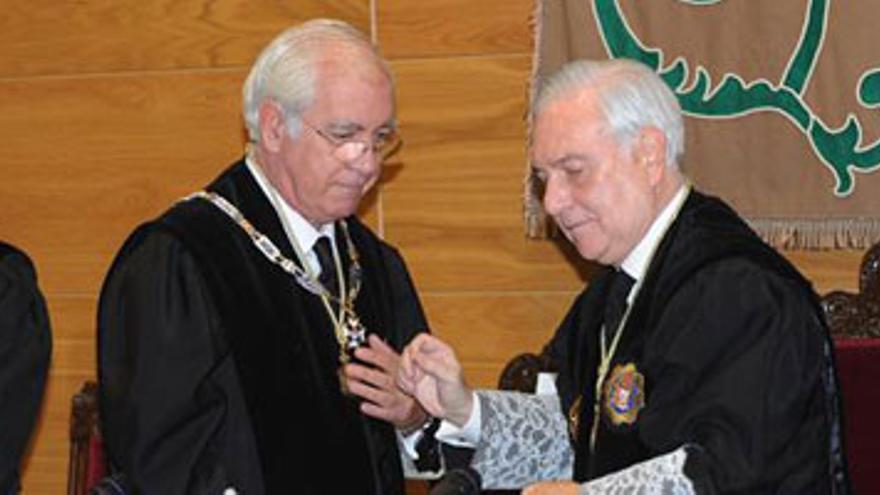 El presidente del TSJEx recibe la Cruz de Honor de San Raimundo de Peñafort de la mano de Carlos Dívar