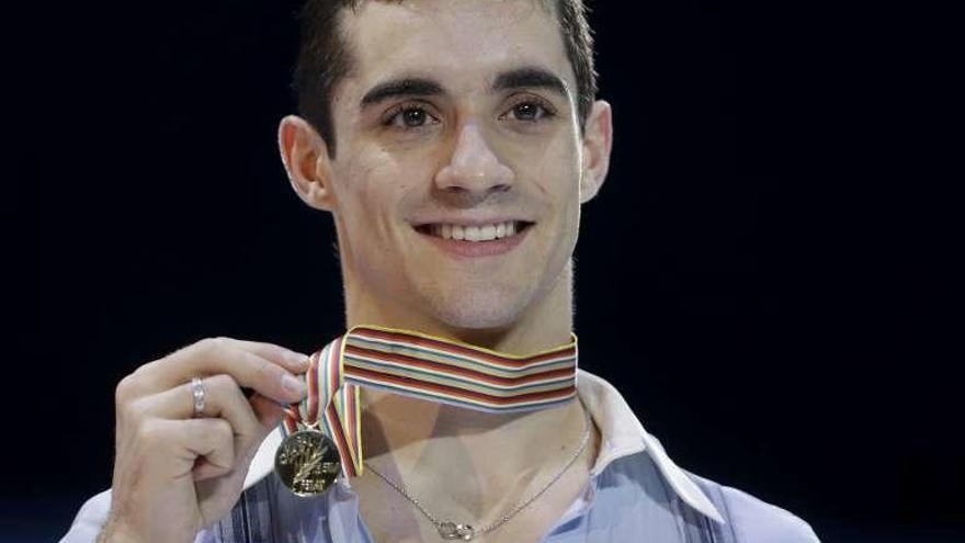 Javier Fernández, ayer, con su medalla de campeón europeo.