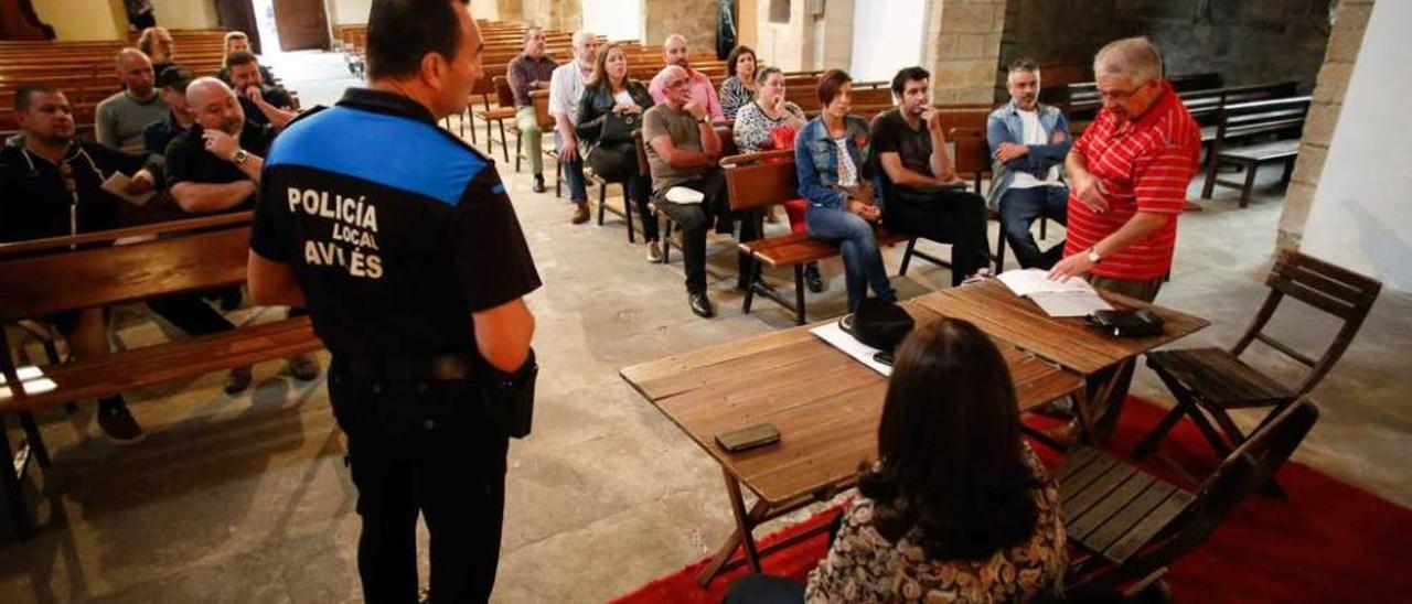 Rafael Rodríguez, de espaldas, ayer, en la reunión que mantuvo con los hosteleros avilesinos en la iglesia de Sabugo.