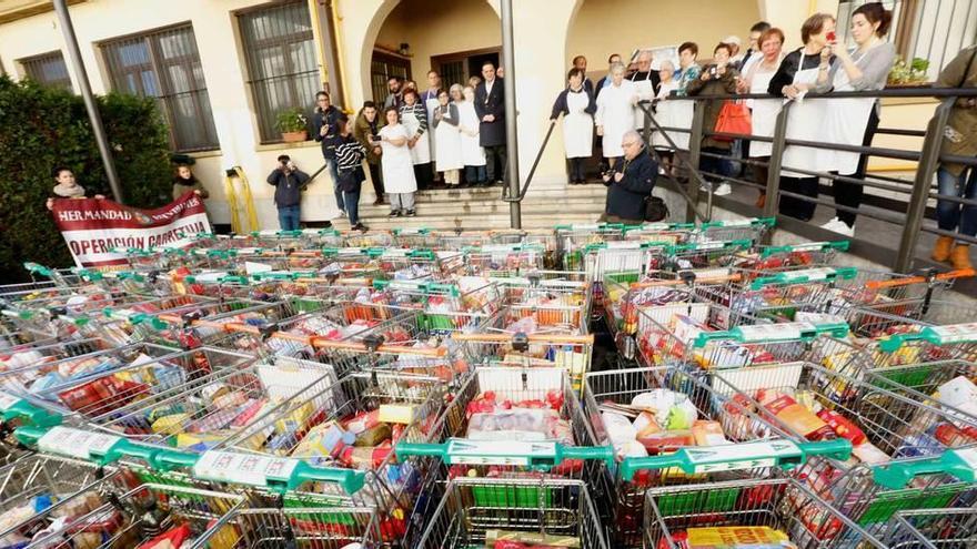 Una parte de los carros cargados con alimentos, ayer, en la Cocina Económica.