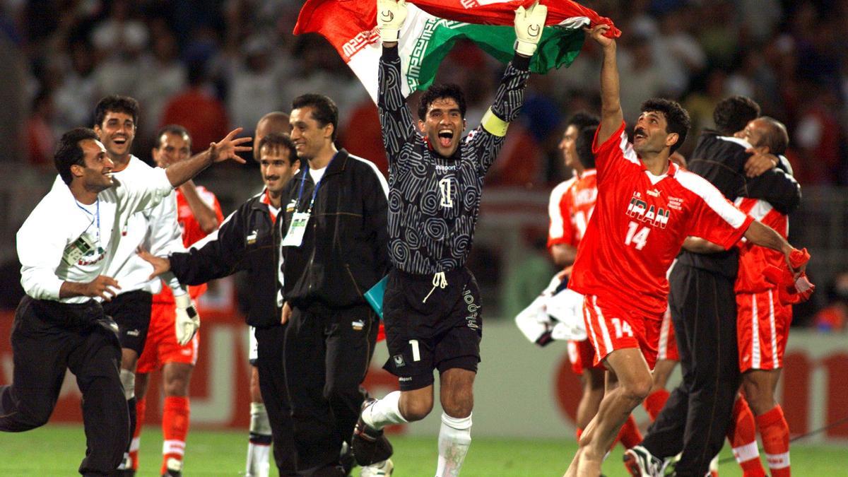 El portero Ahmad Abedzadeh enarbola la bandera de Irán tras el triunfo sobre EEUU en 1998.