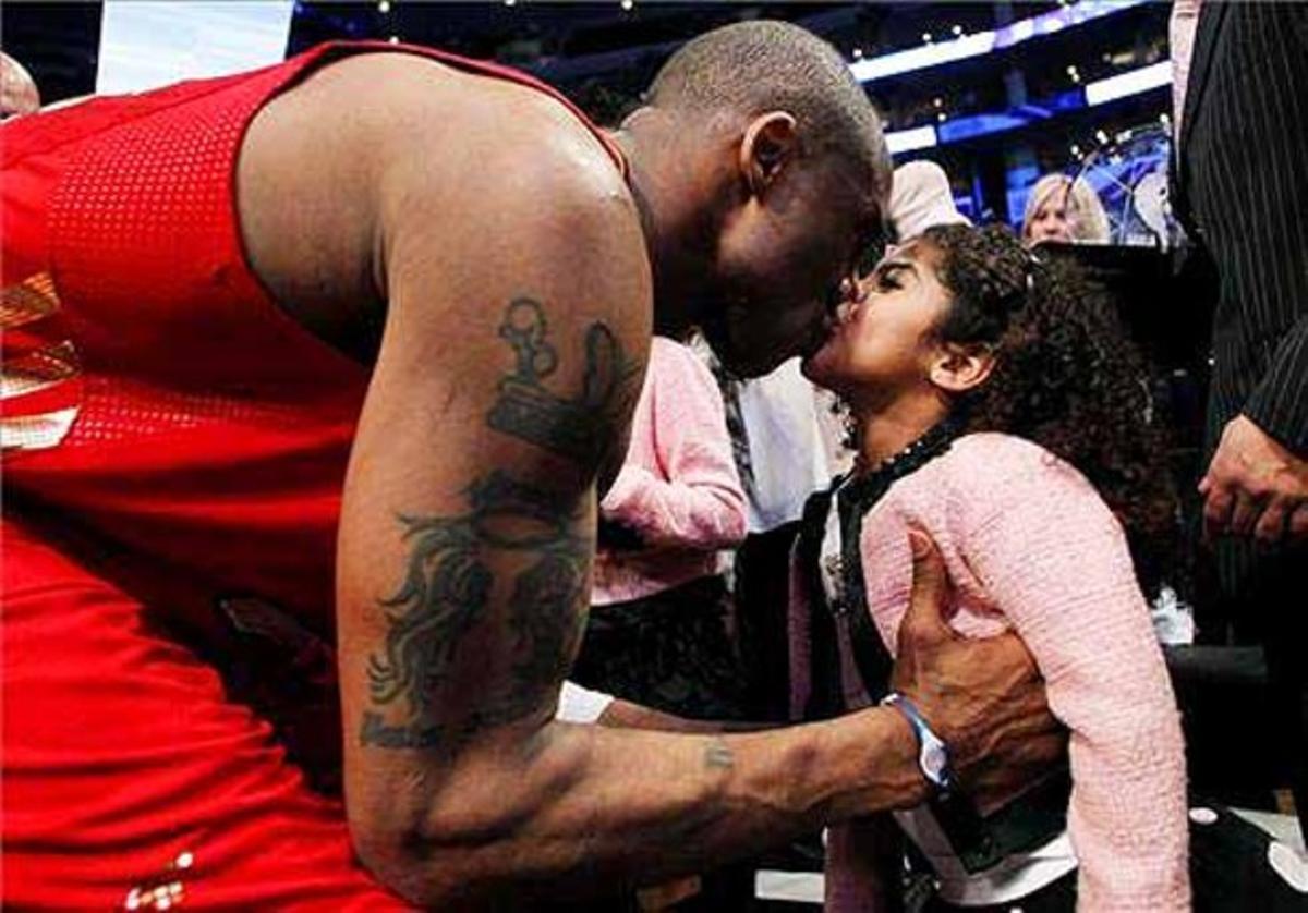 El jugador de bàsquet Kobe Bryant besa la seva filla Gianna, després del Partit de les Estrelles de la NBA a Los Angeles (Estats Units), on va ser elegit MVP (jugador més valuós).