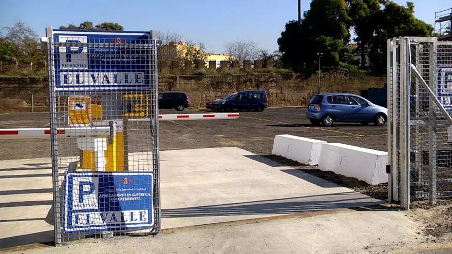 El Gobierno municipal prorroga el uso como aparcamiento del solar ubicado junto a los Jardines del Valle