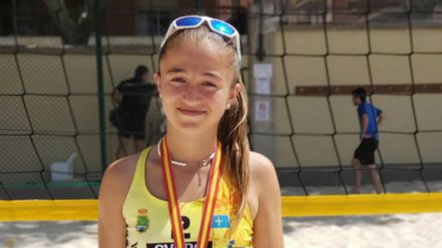 La sub-15 corverana Leire Iglesias, subcampeona de España de voley playa