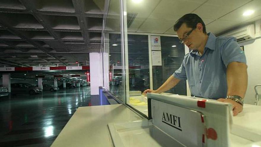 Un miembro de Amfi en la cabina de vigilancia del parking de Gran Avenida a principios de verano