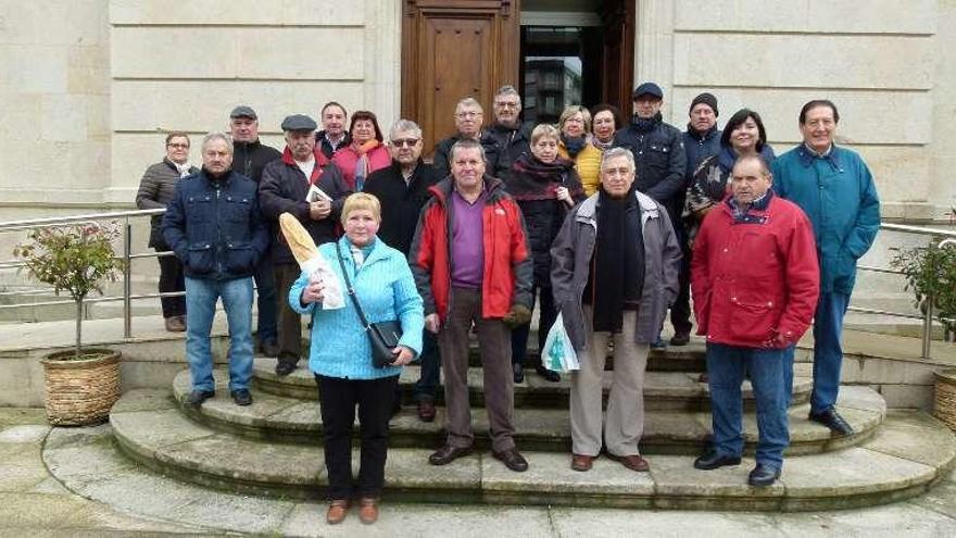 Jubilados de Ponteareas, ayer, en la entrada del ayuntamiento. // D.P.