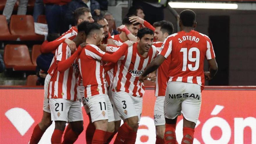 Los jugadores del Sporting celebran un gol esta temporada en El Molinón. | Ángel González