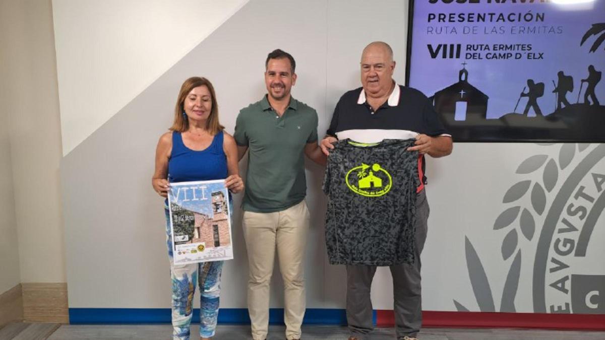 Un momento de la presentación de la Ruta de las Ermitas de Elche y la camiseta que recibirán los participantes