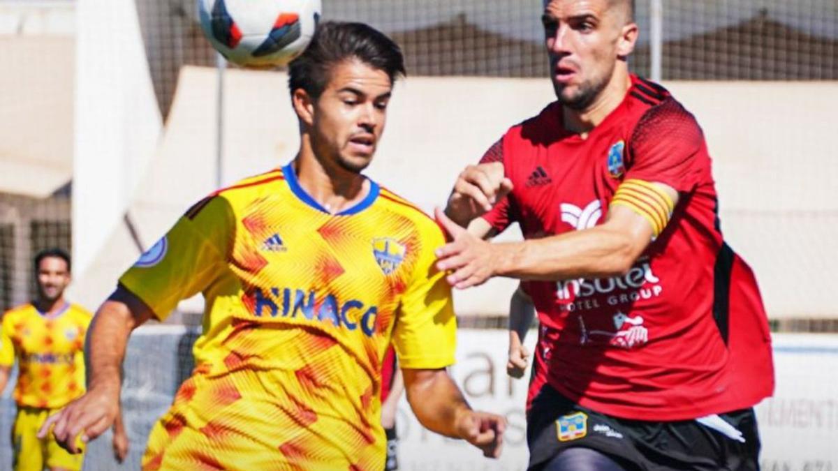 Górriz, capitán del Formentera, pugna por el balón. | SDF