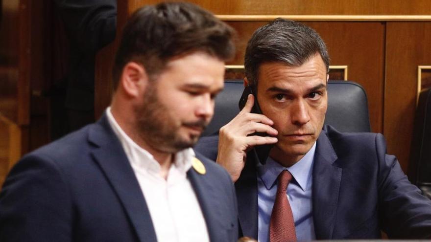 El presidente del Gobierno, Pedro Sánchez, y el portavoz de ERC, Gabriel Rufián.