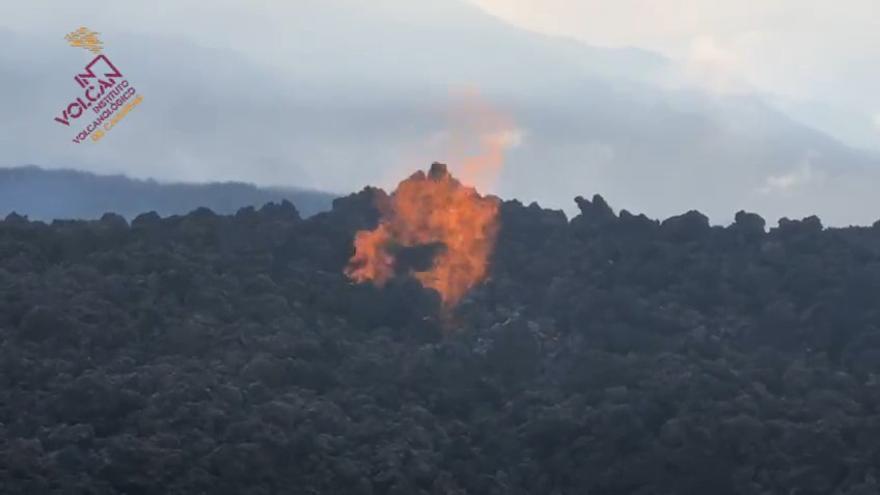 Proceso de combustión de gases en la colada del volcán de La Palma que avanza en la montaña de La Laguna.