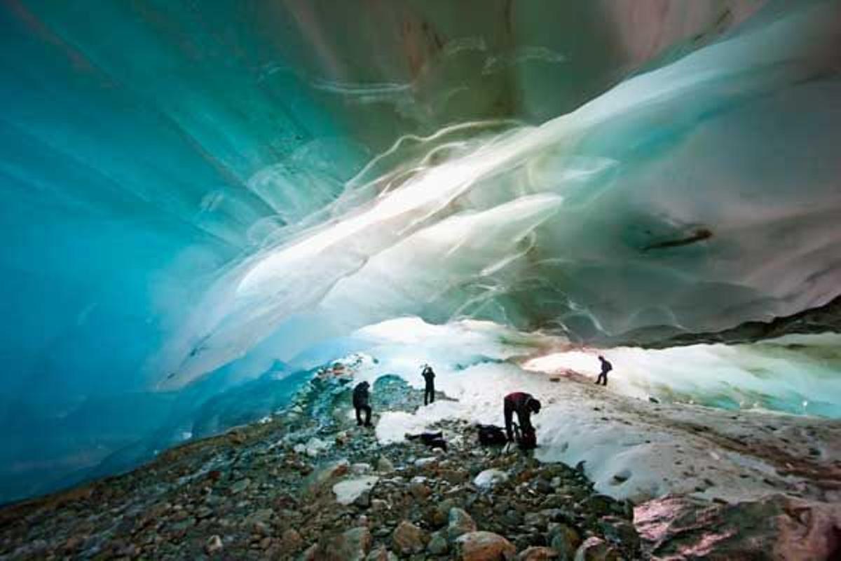 El glaciar Alvear se encuentra a 26 km al noreste de Ushuaia. Se originó gracias a la acción del río Cotorras.
