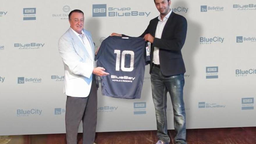 Joaquim Janer, directivo de BlueBay, junto a Moayad Shatat el pasado verano.