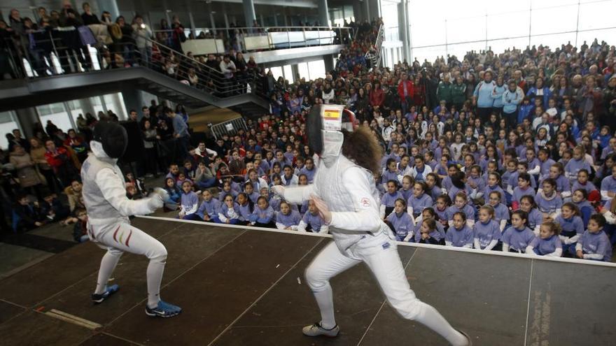 Dos alumnos de escuelas deportivas viguesas, durante una exhibición en el Mar de Vigo. // Ricardo Grobas