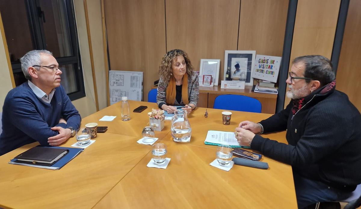 La consejera de Educación, Eva Ledo, junto al alcalde de Langreo, Roberto García, a la derecha, y del director general de Infraestructuras y Tecnologías Educativas, Julio Vallaure