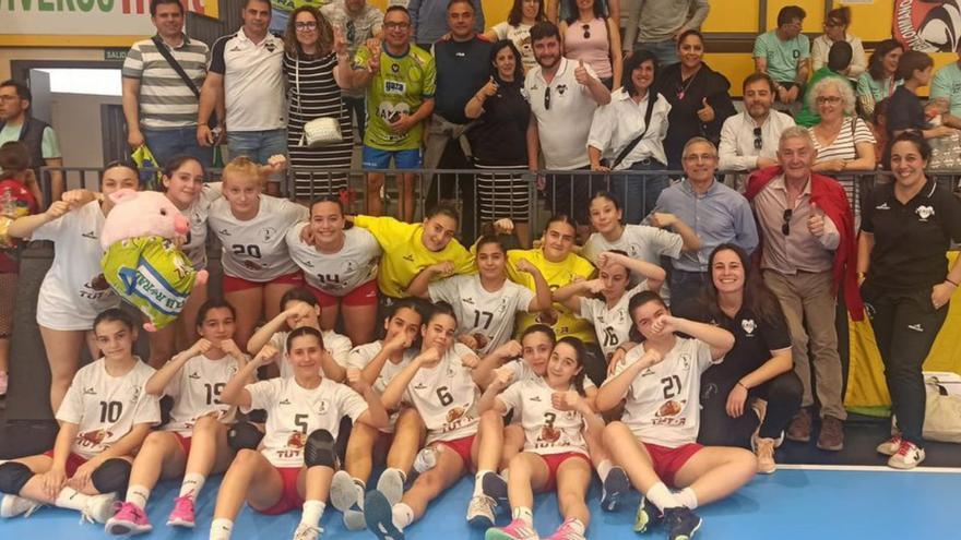 Las infantiles celebran su triunfo en la primera jornada. | BM Zamora