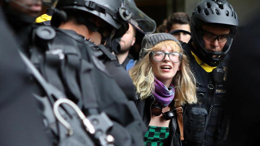 Los policías de Portland detienen a una mujer.
