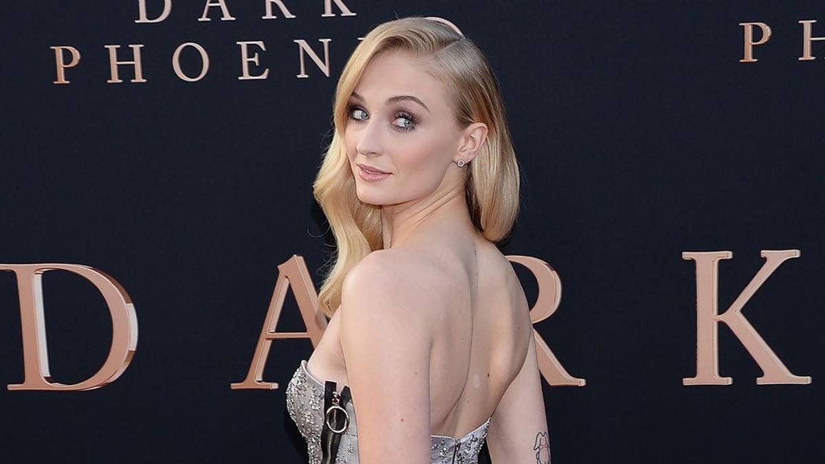 Sophie Turner, con un vestido bicolor de Louis Vuitton