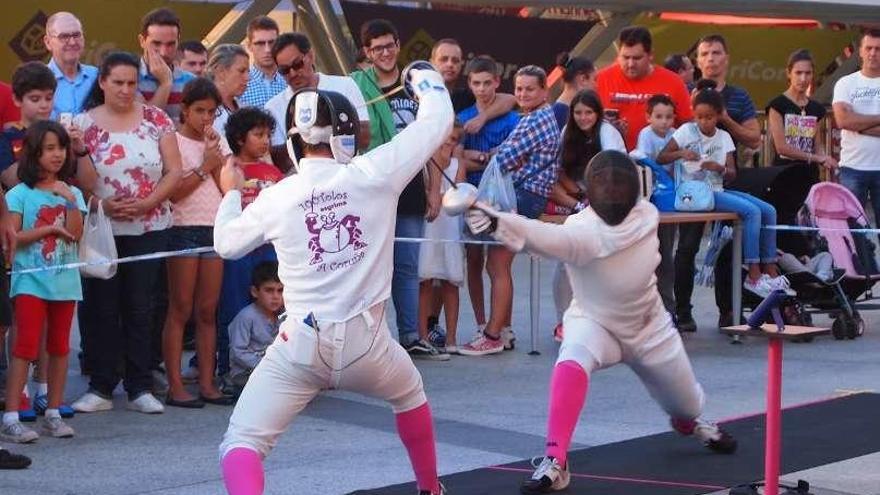 Combate entre dos esgrimistas en Marineda City.