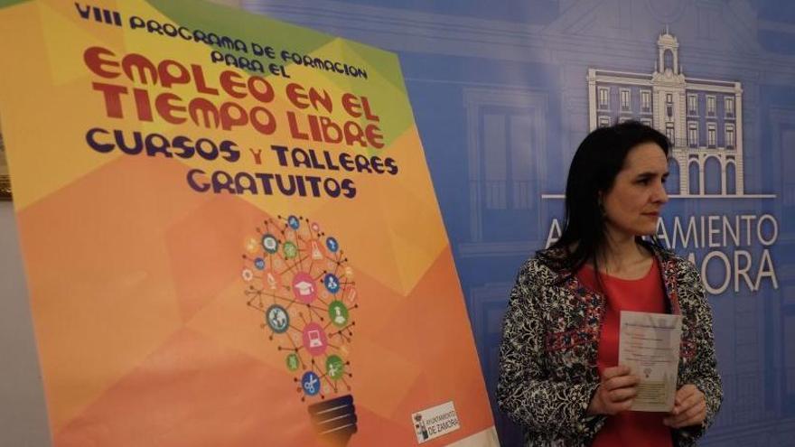 La concejala de Juventud, Soraya Merino, presenta el programa.