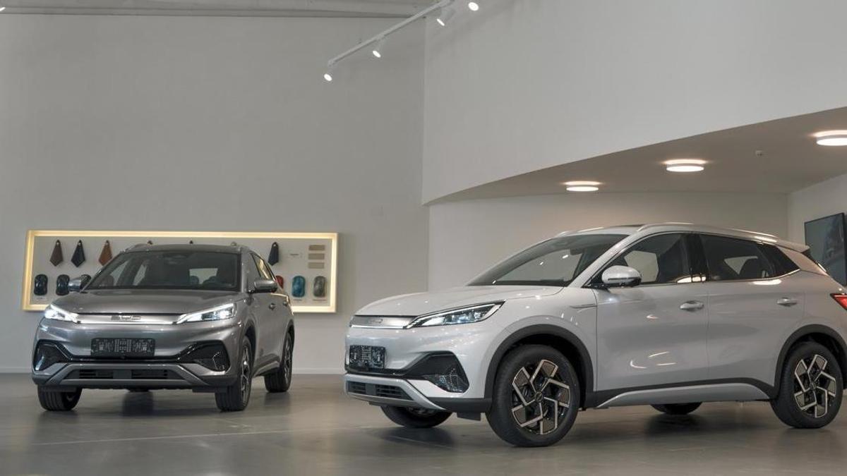 Coches a la venta en un concesionario