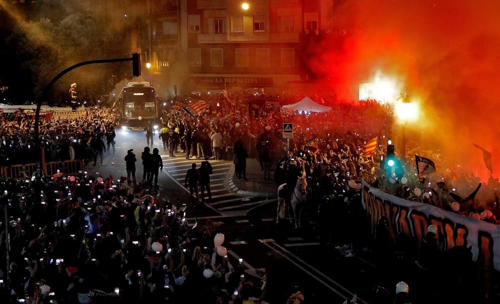 Miles de aficionados valencianistas reciben al equipo en Mestalla