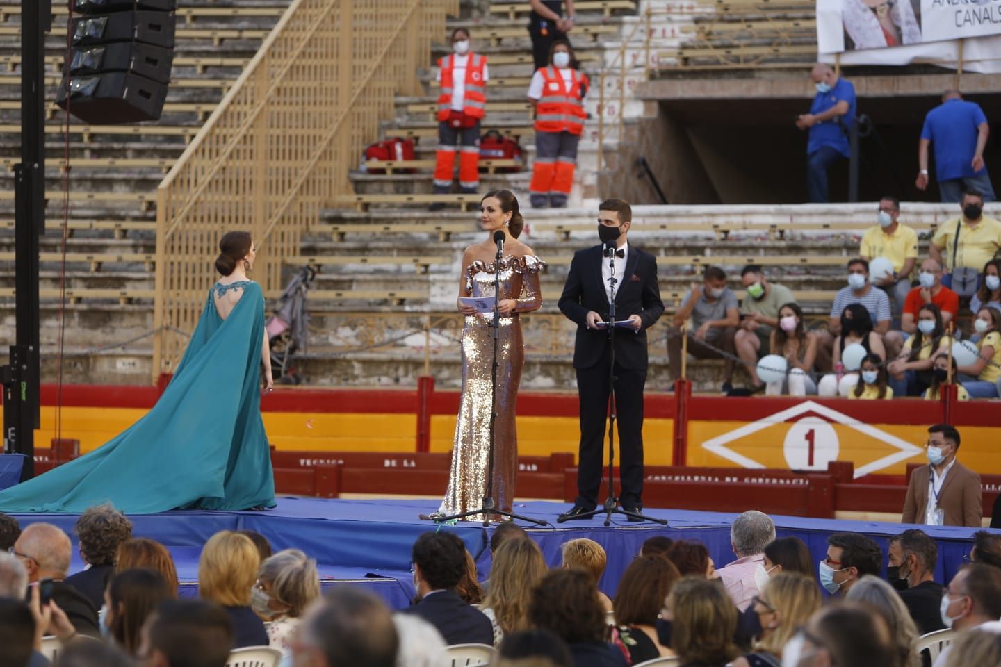 Las 79 aspirantes a Bellea del Foc desfilan en la Gala de Candidatas tras un año de espera