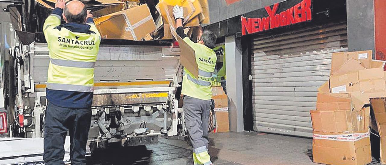 Recogida de residuos de cartón y papel comercial en el centro de la capital.