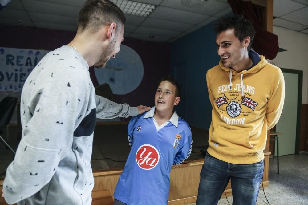 Los jugadores del Real Oviedo Valera y Vila visitan el colegio de educación especial de Latores