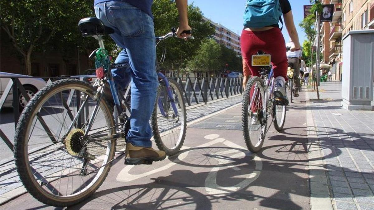 Varios ciclistas circulan por un carril bici de la capital cordobesa.