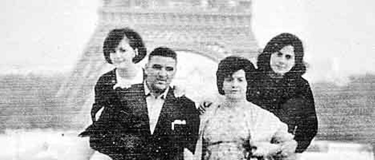 Anita, en París, con su marido, Alfonso, su hija Etelvina y la hija de Tina, Blanca.