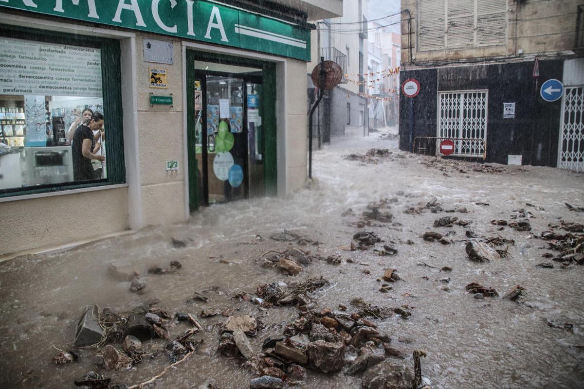 La gota fría deja Orihuela inundada y aislada