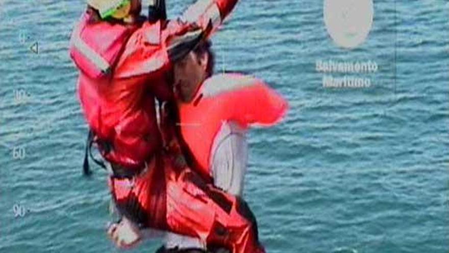 Momento del rescate del tripulante herido en un yate cerca del Cabo Peñas.