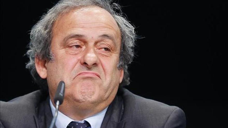 La FIFA pide la expulsión de por vida de Platini