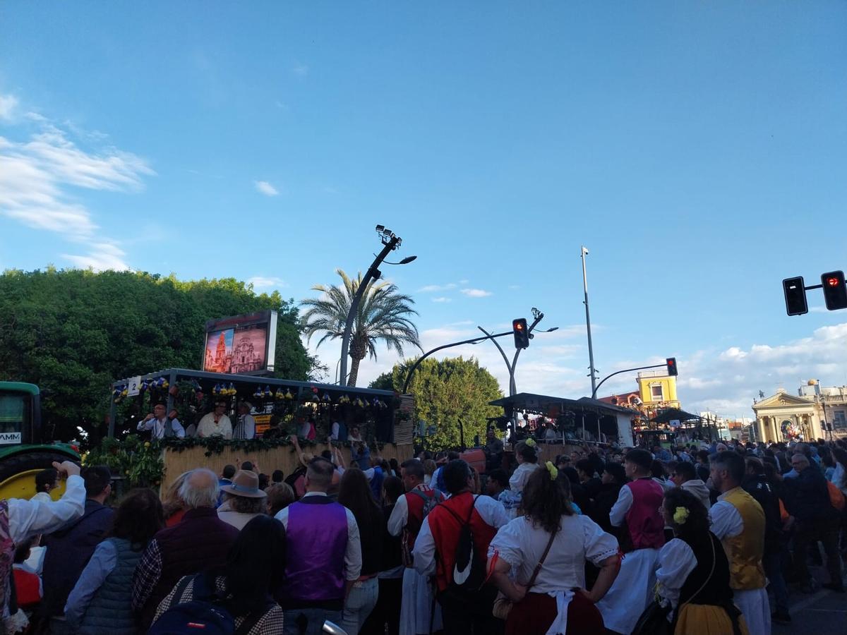 Comienzan a pasar las 21 carrozas que viajan con un cargamento de productos huertanos para repartir entre el público.