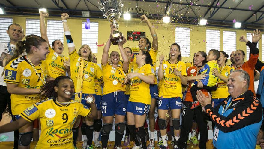 La plantilla del Rocasa celebra el título europeo de la EHF Challenge Cup