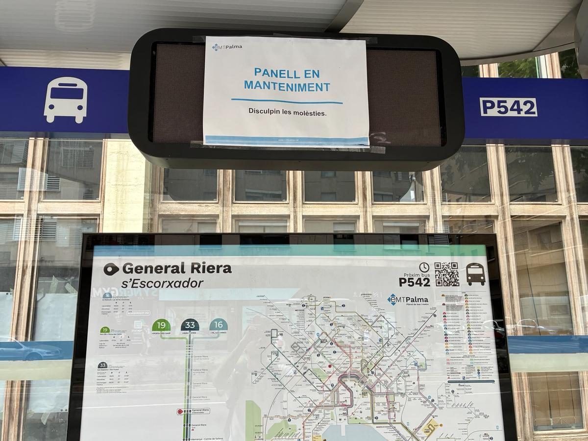Una de las pantallas inoperativas en la calle General Riera.