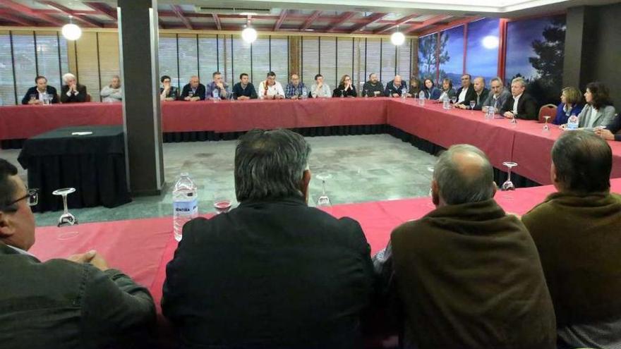 Reunión de los afiliados del PP en Tui con la ejecutiva municipal el pasado mes de mayo. // A.Hernández