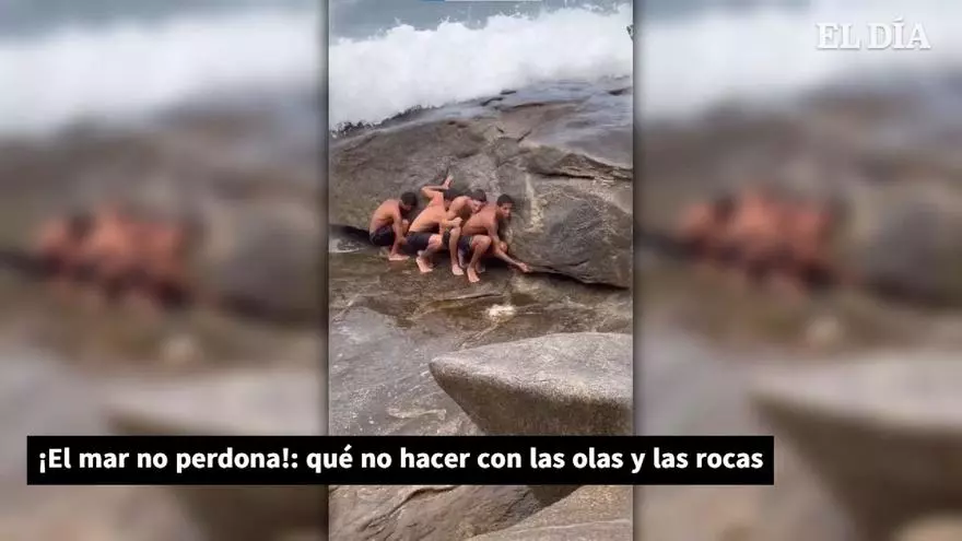 Jóvenes se protegen en rocas frente al fuerte oleaje