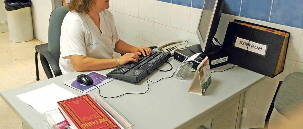 Una enfermera entrando en una habitación de presión positiva donde hay un paciente con leucemia.