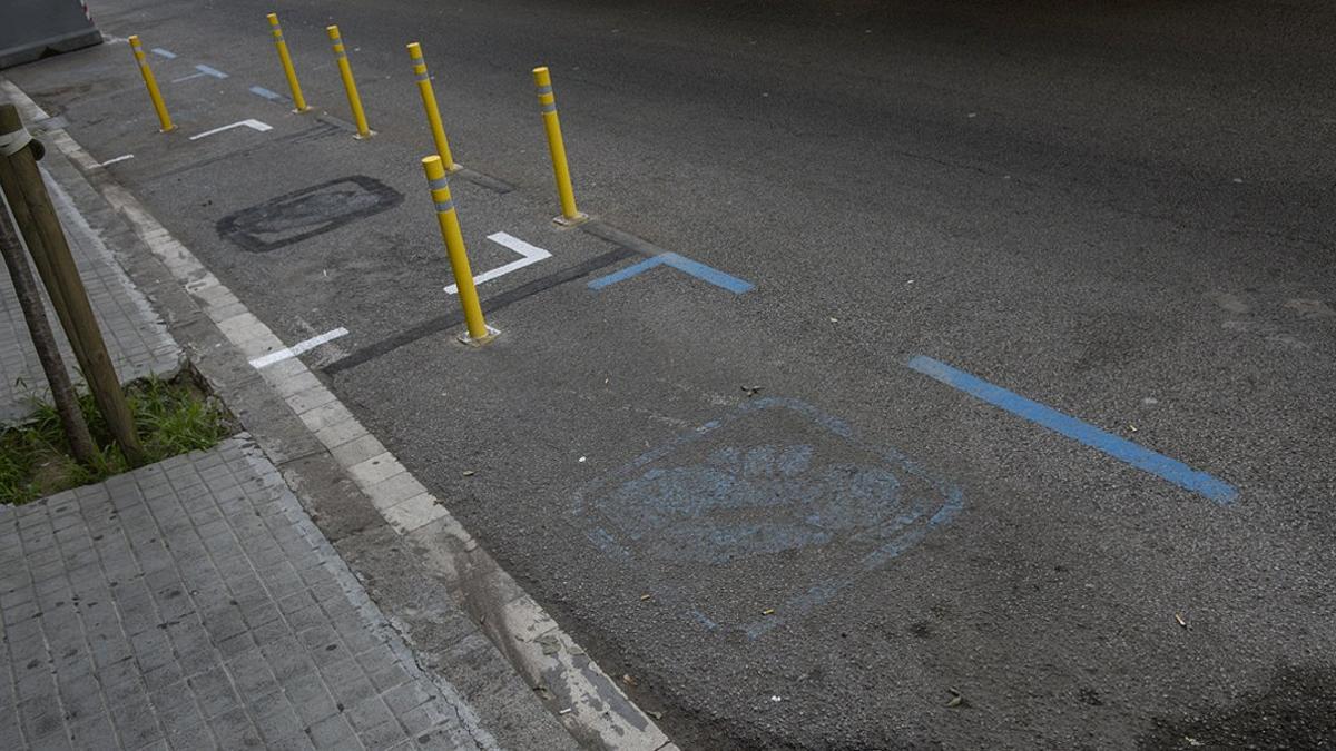 Plaza de aparcamiento vacía en una zona azul de Sant Andreu, el pasado 21 de agosto, antes del regreso de los coches a la ciudad