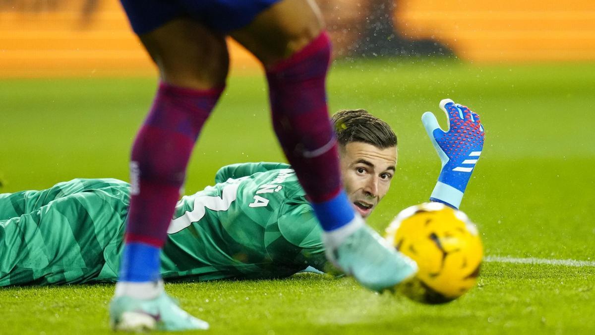 Iñaki Peña observa una jugada desde el césped durante el Barça-Atlético en Montjuïc.