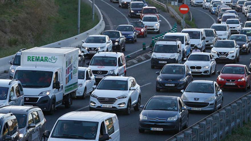 Tres accidentes provocan largas retenciones de tráfico en la Vía de Cintura